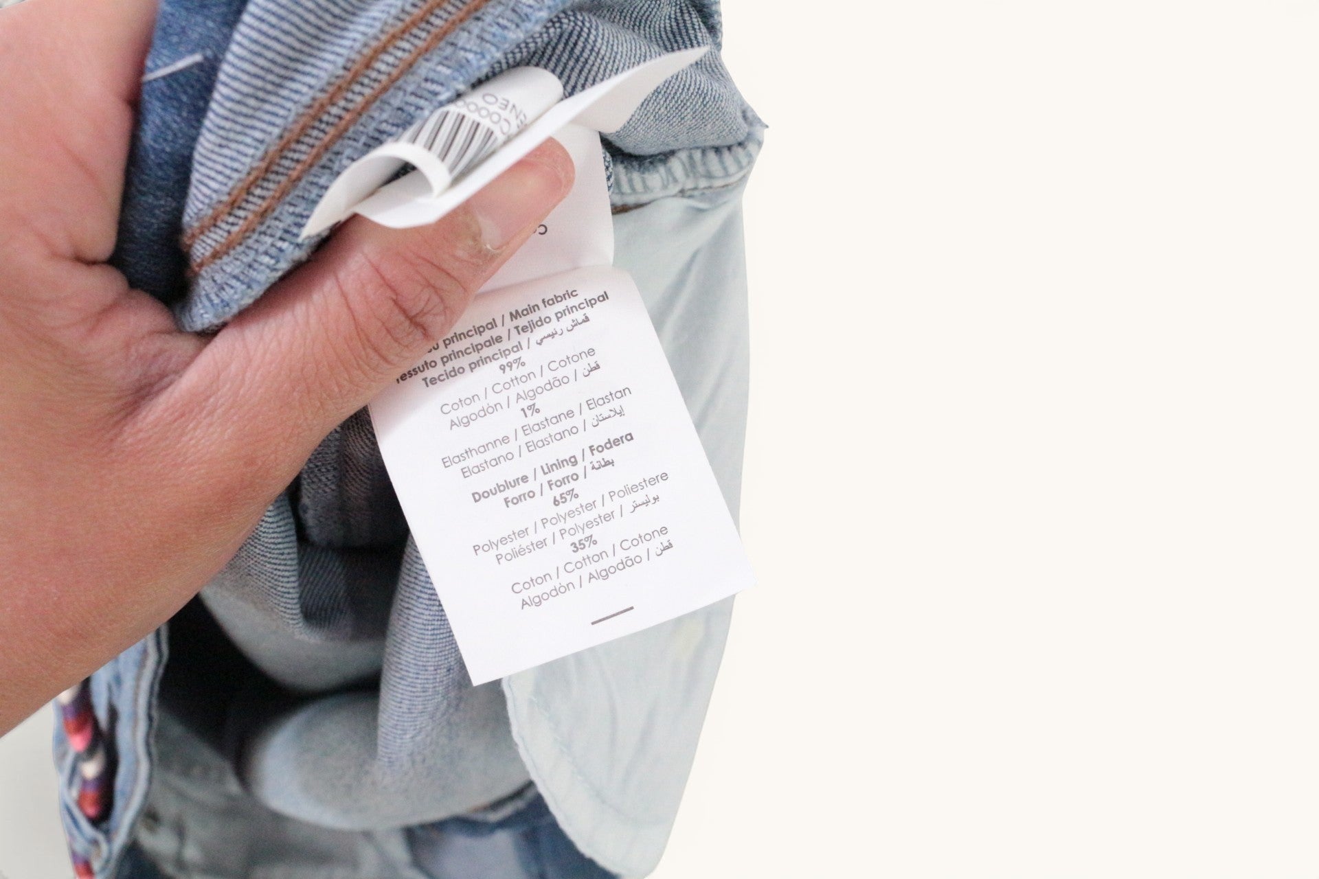 Jupe en jean Cache Cache bleu clair, taille 38, neuve avec étiquette. Ceinture tressée multicolore intégrée. Denim stretch.