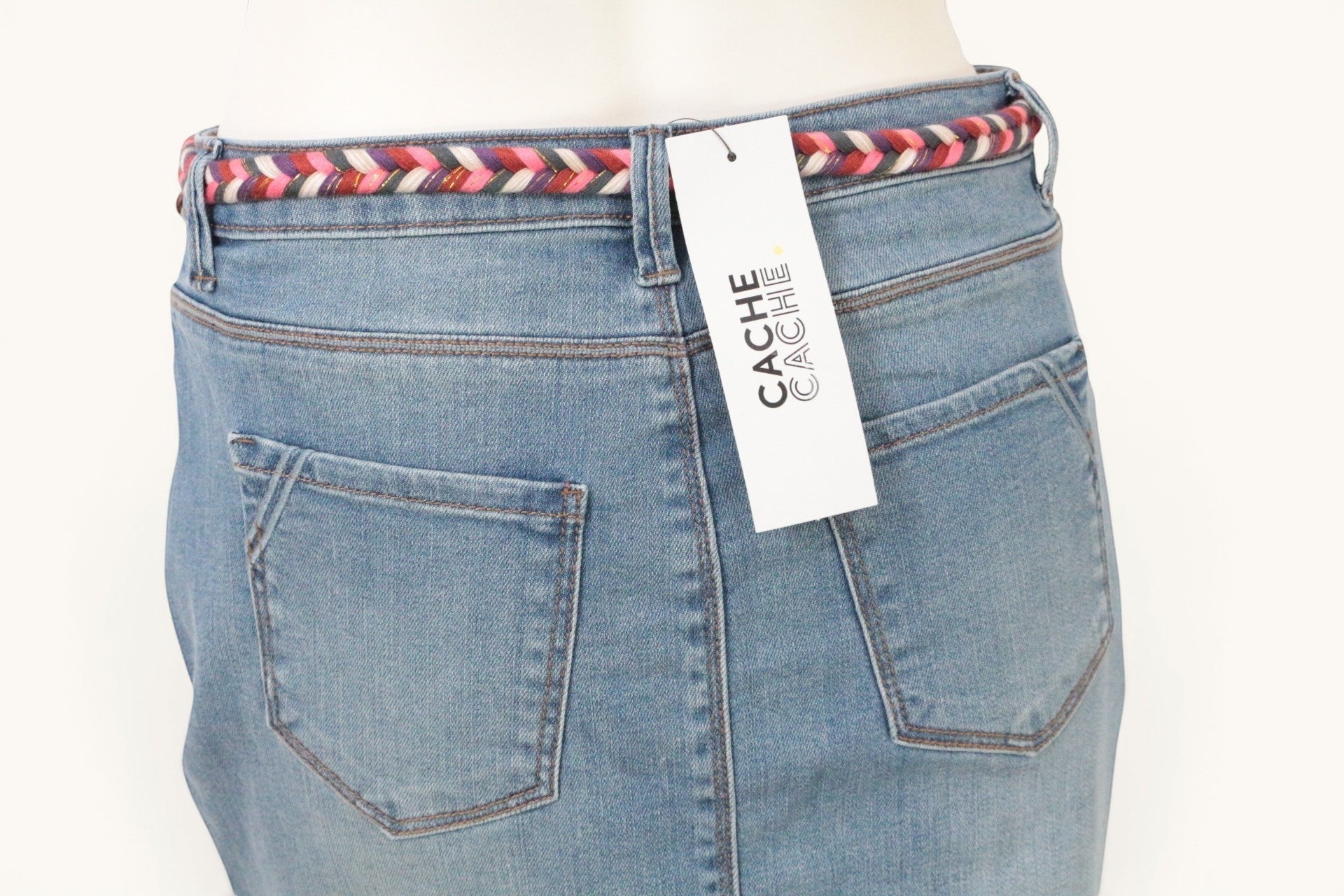 Jupe en jean Cache Cache bleu clair, taille 38, avec ceinture tressée multicolore et finition stretch.