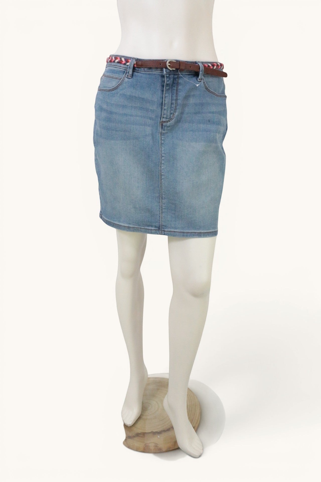 Jupe en jean Cache Cache bleu clair, taille 38, avec ceinture tressée multicolore et finitions stretch. Neuve avec étiquette.