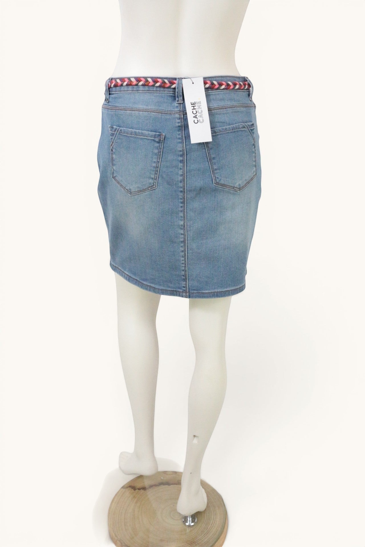 Jupe en jean Cache Cache bleu clair, taille 38, avec ceinture tressée multicolore. Matière stretch.