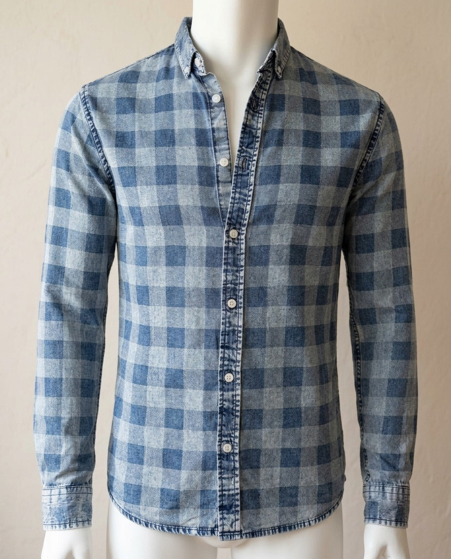 Chemise Only & Sons bleue à carreaux aspect denim délavé portée sur mannequin – Frippin'Dealz – photo retouchée par IA