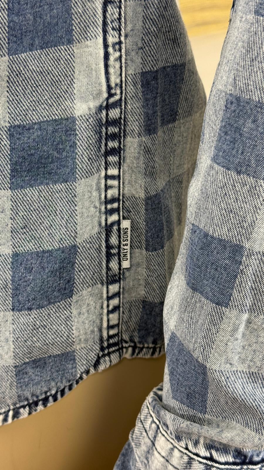 Étiquette de marque Only & Sons sur la couture latérale de la chemise – Frippin'Dealz