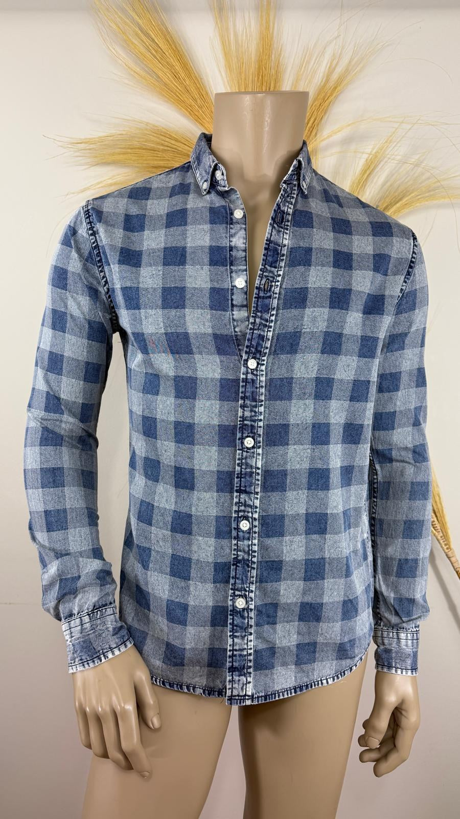 Chemise Only & Sons bleue à carreaux aspect denim délavé portée sur mannequin – Frippin'Dealz