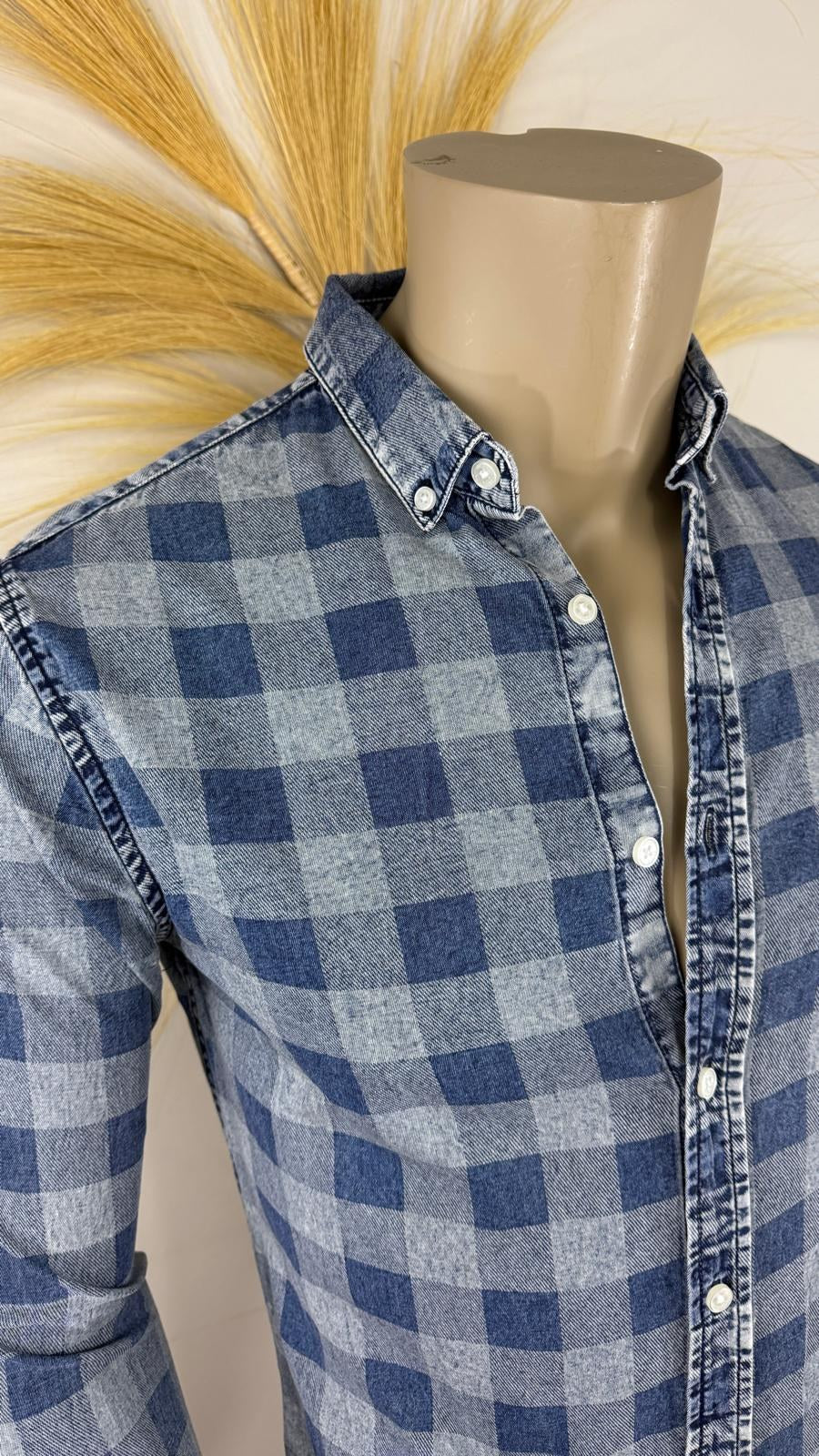Col boutonné et boutonnage de la chemise Only & Sons à carreaux bleus – Frippin'Dealz