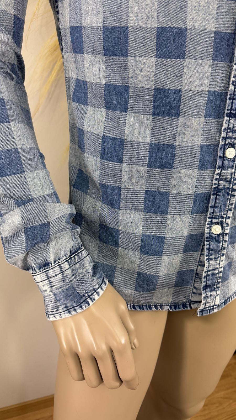 Détail du bas et du poignet de la chemise Only & Sons à carreaux bleus – Frippin'Dealz