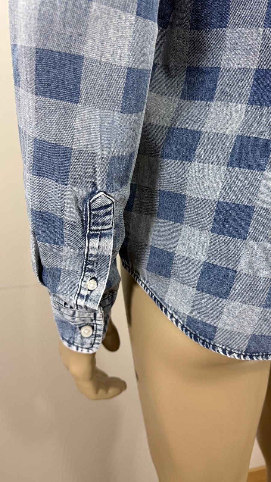Détail de la fente de manche et des boutons de la chemise Only & Sons – Frippin'Dealz