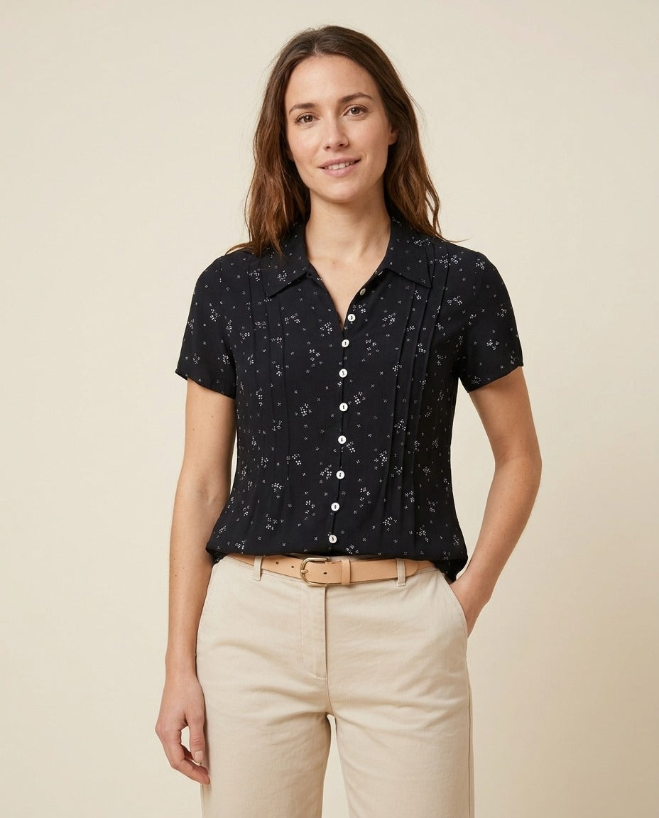 Corinne Sarrut Chemisier viscose noir fleurs blanches plis nervurés T38 porté – photo générée par IA
