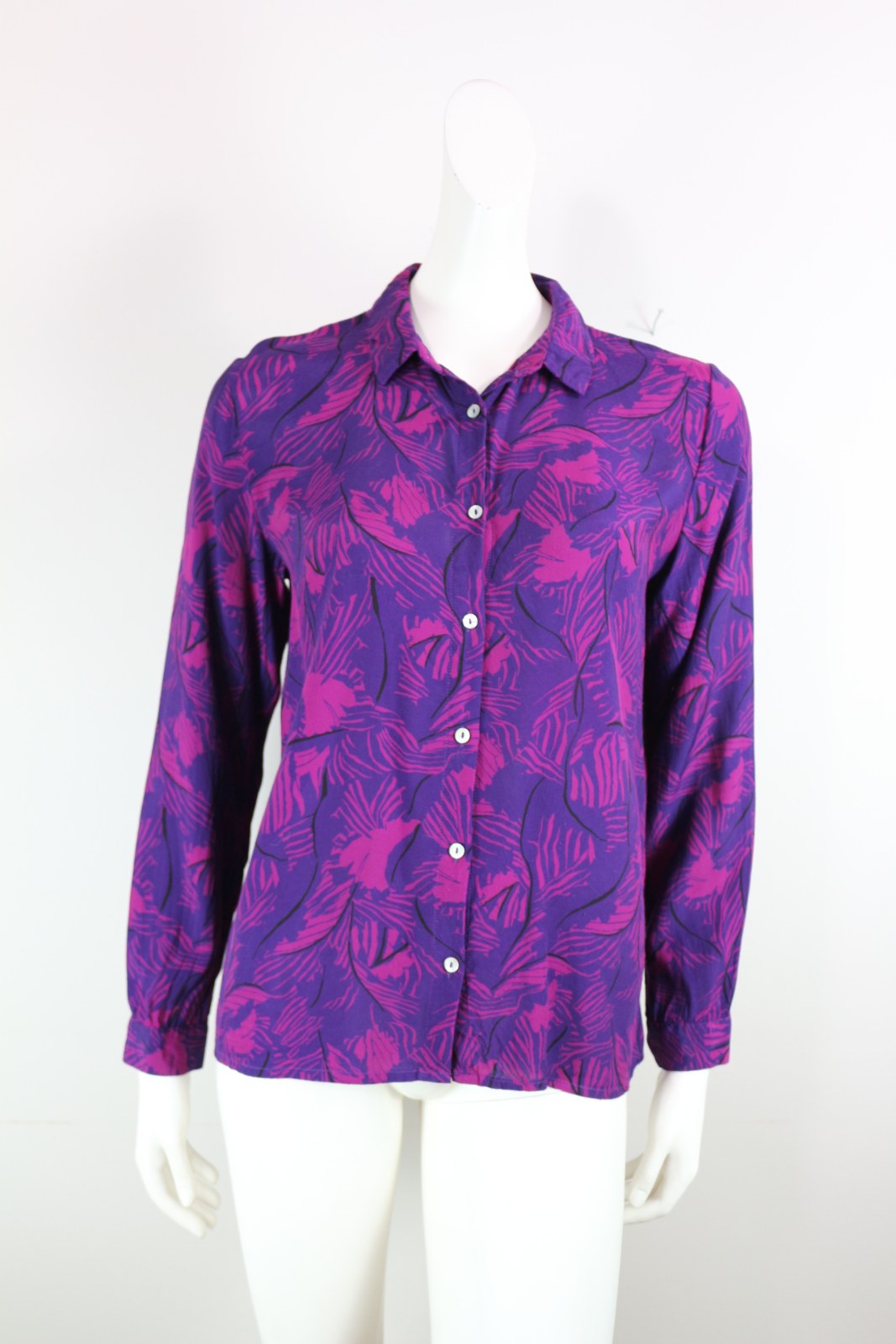 Chemisier Karl Marc John violet à imprimé feuillage fuchsia, vue de face sur mannequin – Frippin'Dealz