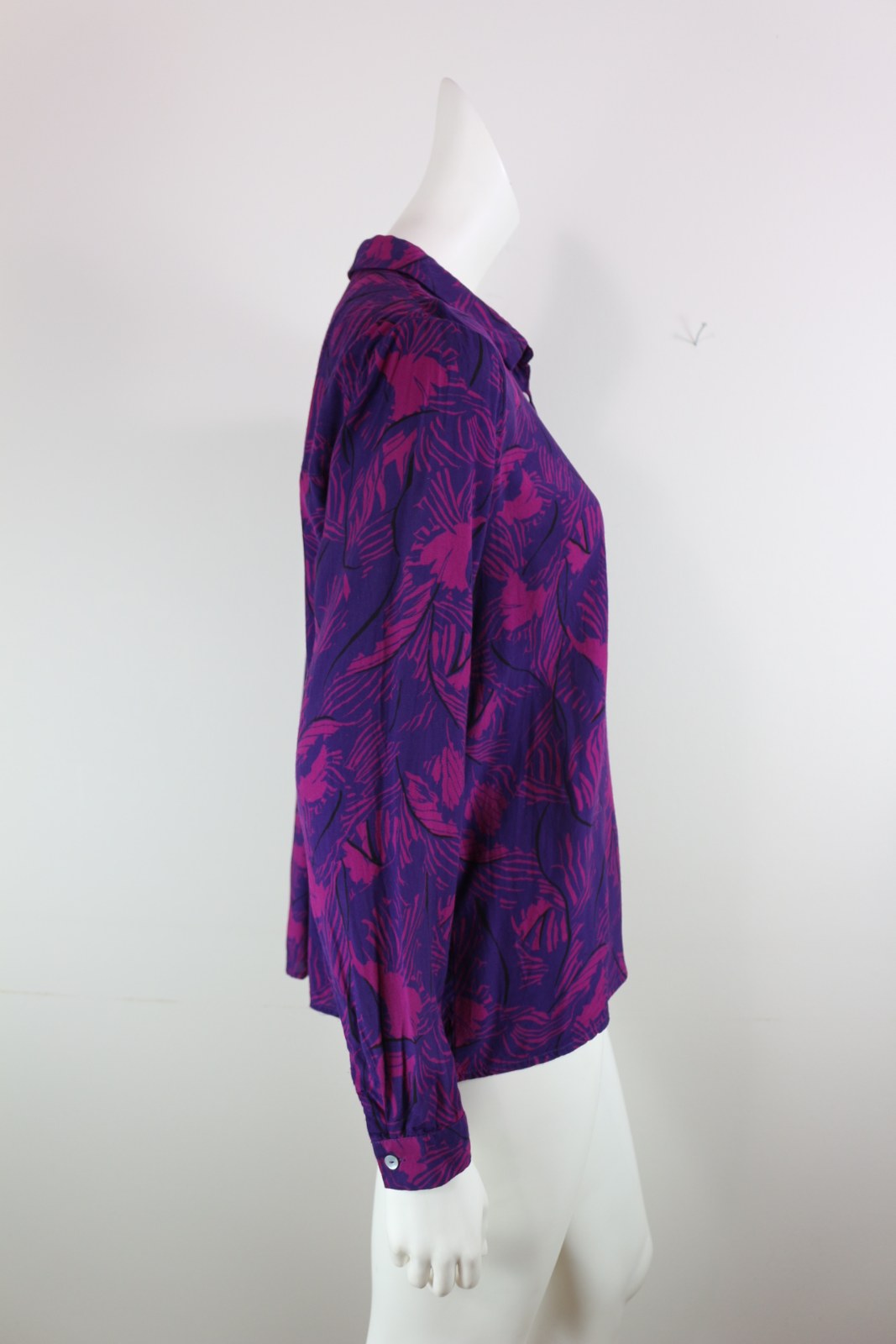 Chemisier Karl Marc John violet imprimé feuillage, vue de profil avec manches longues – Frippin'Dealz