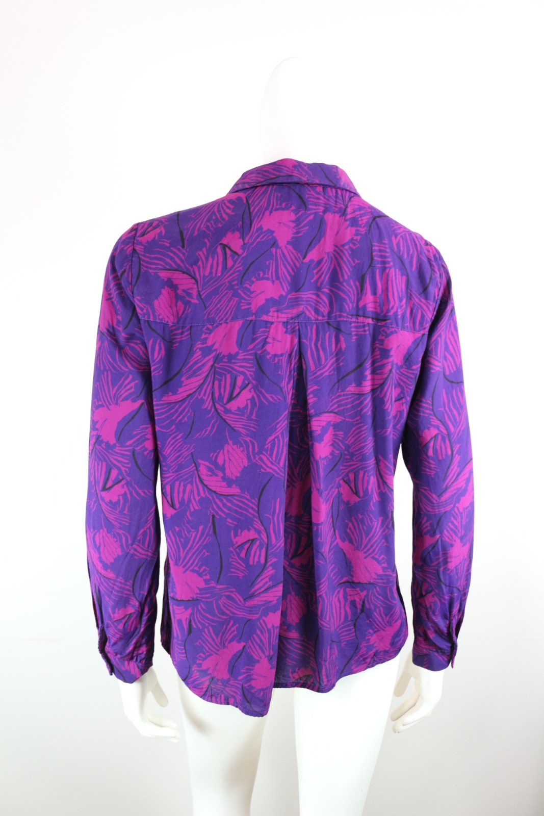 Chemisier Karl Marc John violet imprimé feuillage, vue de dos avec pli creux et empiècement – Frippin'Dealz