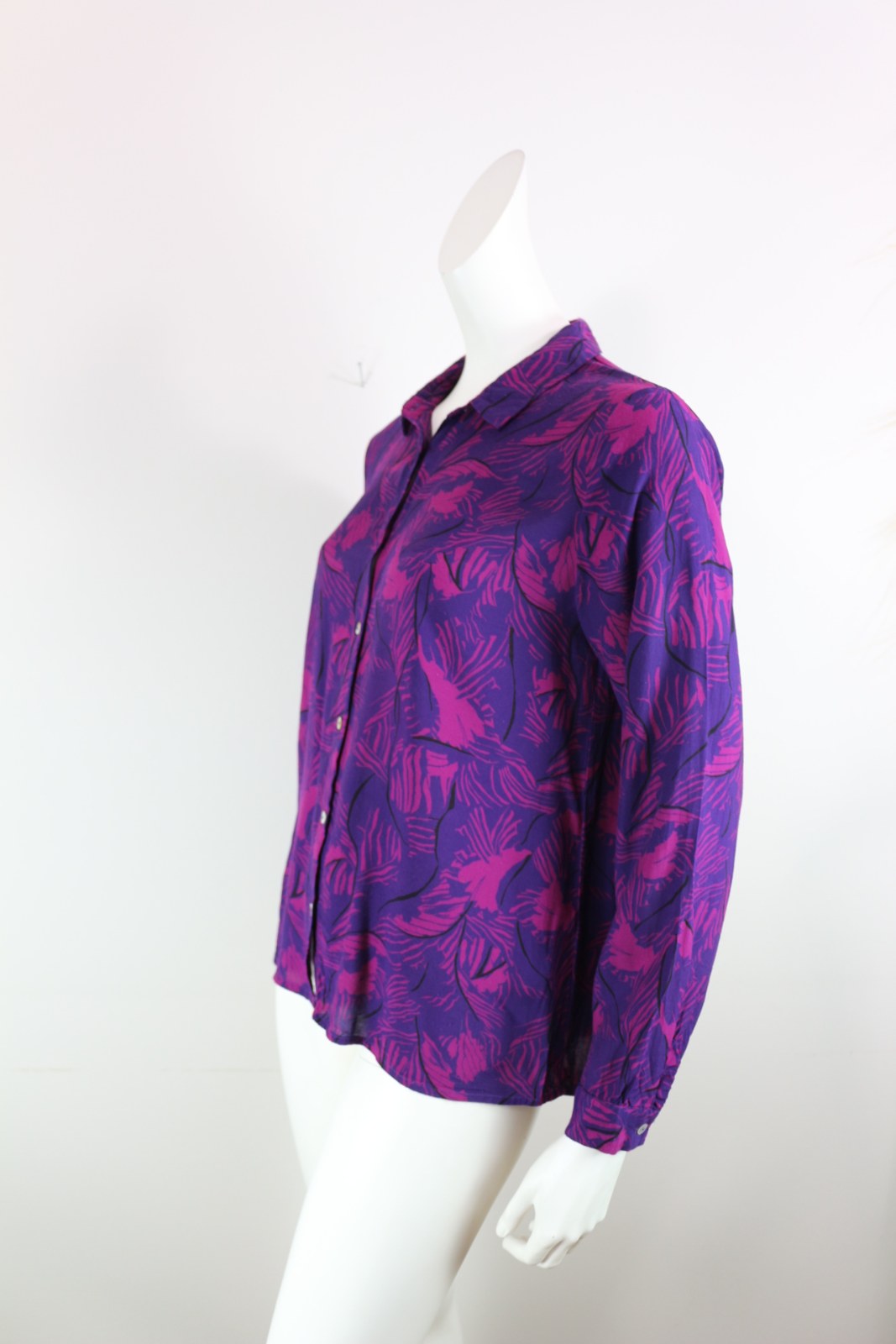 Chemisier Karl Marc John violet imprimé feuillage fuchsia, vue de trois quarts – Frippin'Dealz