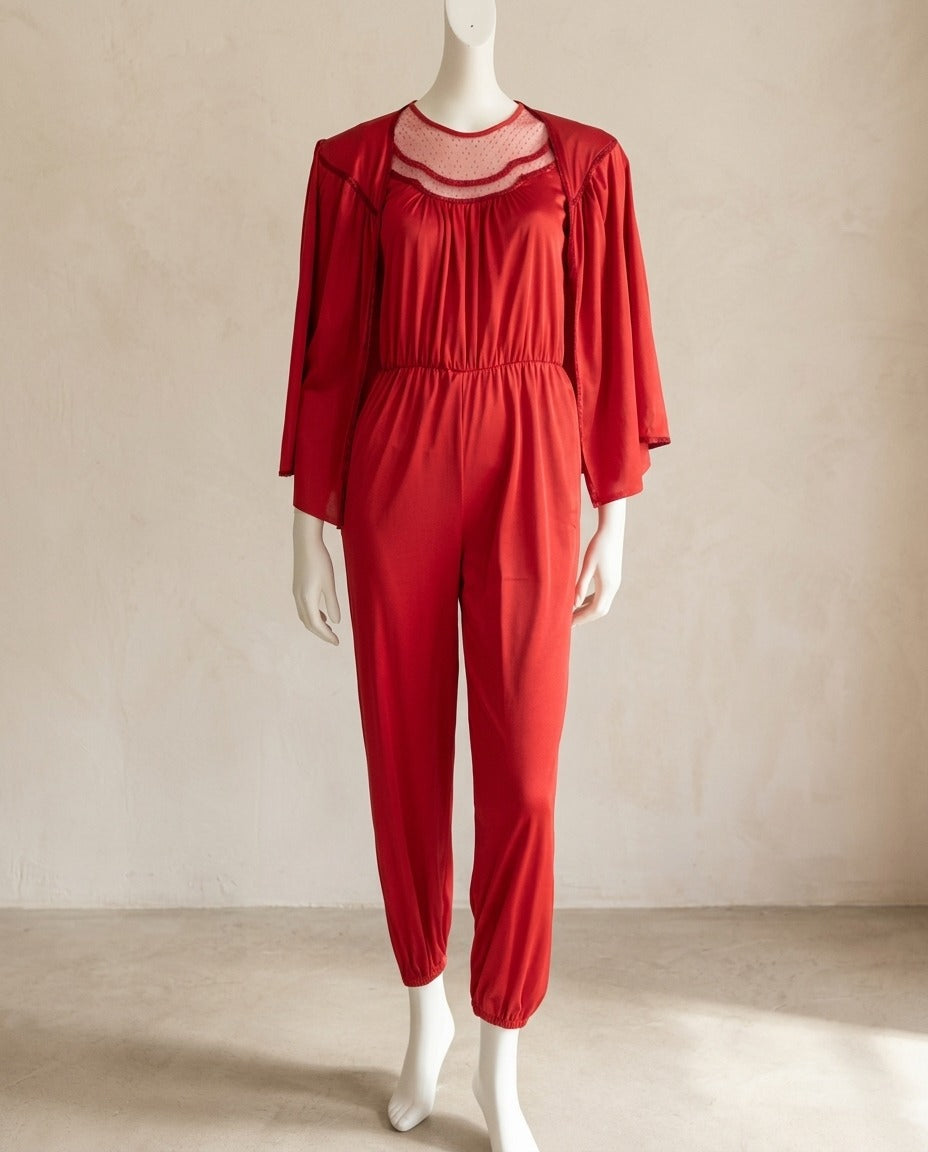 Combinaison vintage Mag Fortail rouge avec empiècement en tulle à pois et veste cape assortie – Frippin'Dealz – photo retouchée par IA