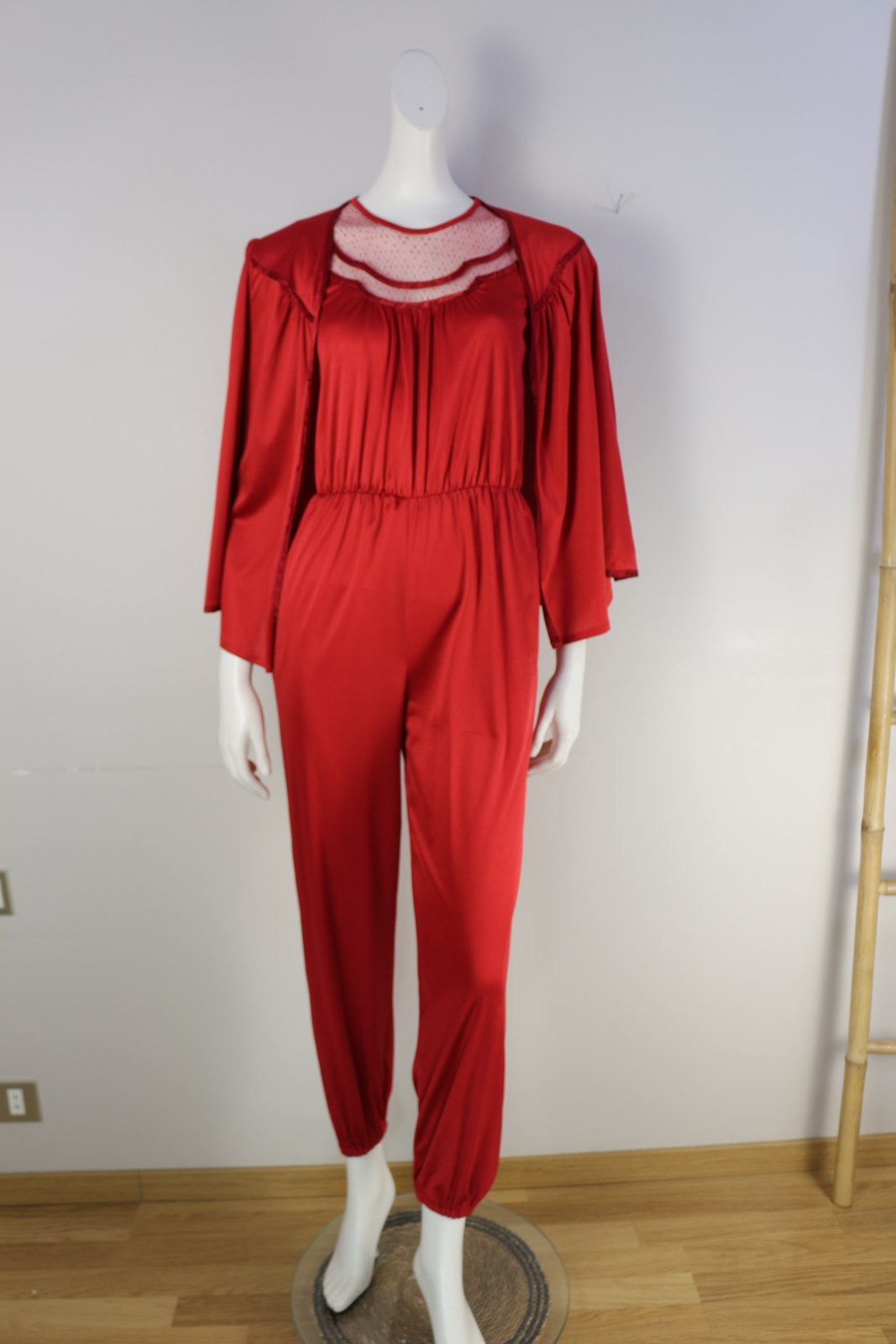 Combinaison vintage Mag Fortail rouge avec empiècement en tulle à pois et veste cape assortie – Frippin'Dealz