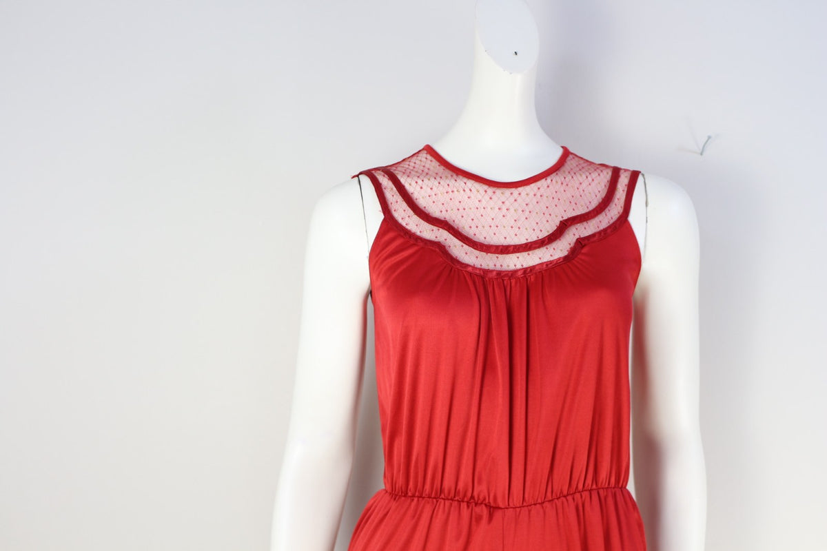 Combinaison Mag Fortail rouge sans manches, détail du haut en tulle à pois bordé de ruban – Frippin'Dealz