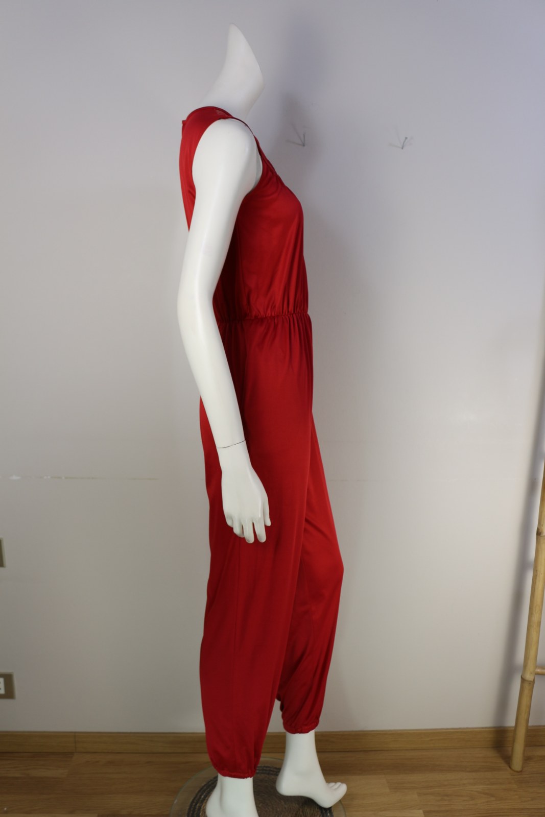 Combinaison Mag Fortail rouge vue de profil avec taille élastiquée et bas de jambes resserrés – Frippin'Dealz