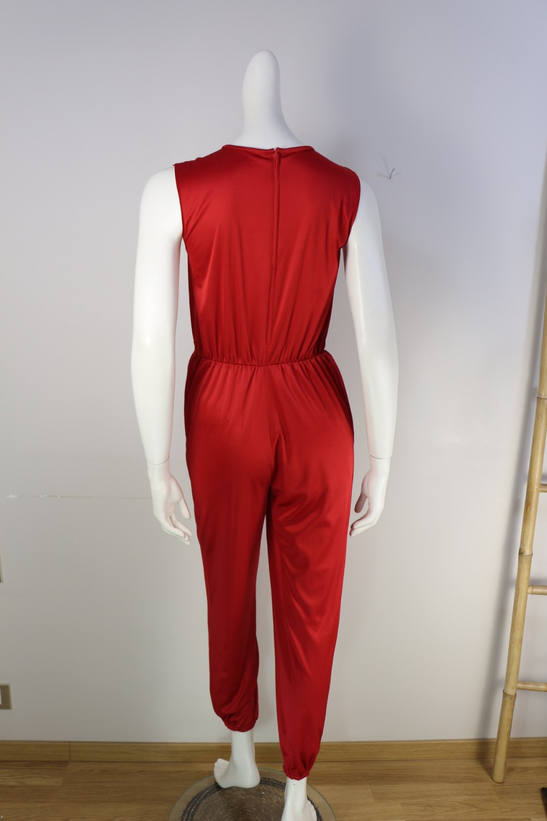 Dos de la combinaison Mag Fortail rouge avec fermeture zippée – Frippin'Dealz