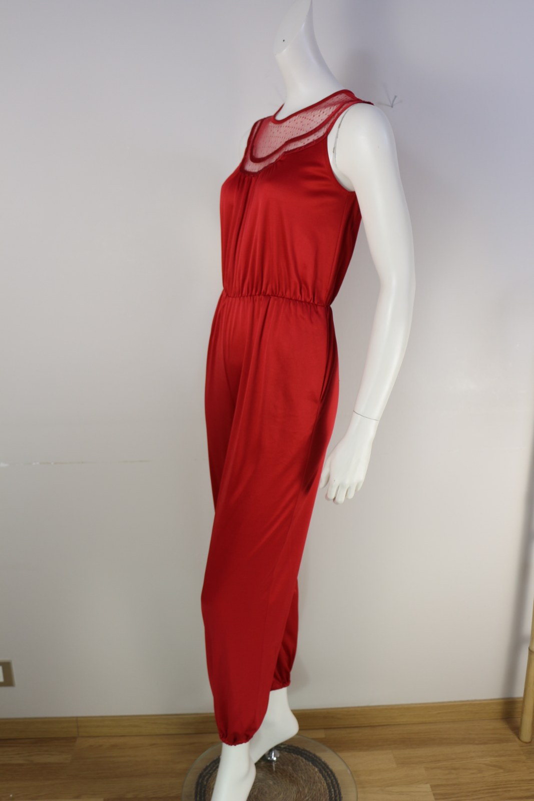 Combinaison vintage Mag Fortail rouge vue de trois quarts, coupe fluide sans manches – Frippin'Dealz