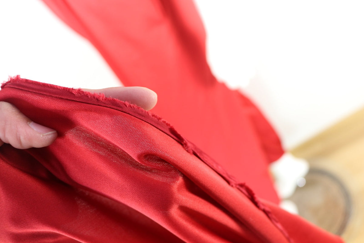 Détail du tissu satiné synthétique de la combinaison Mag Fortail rouge – Frippin'Dealz