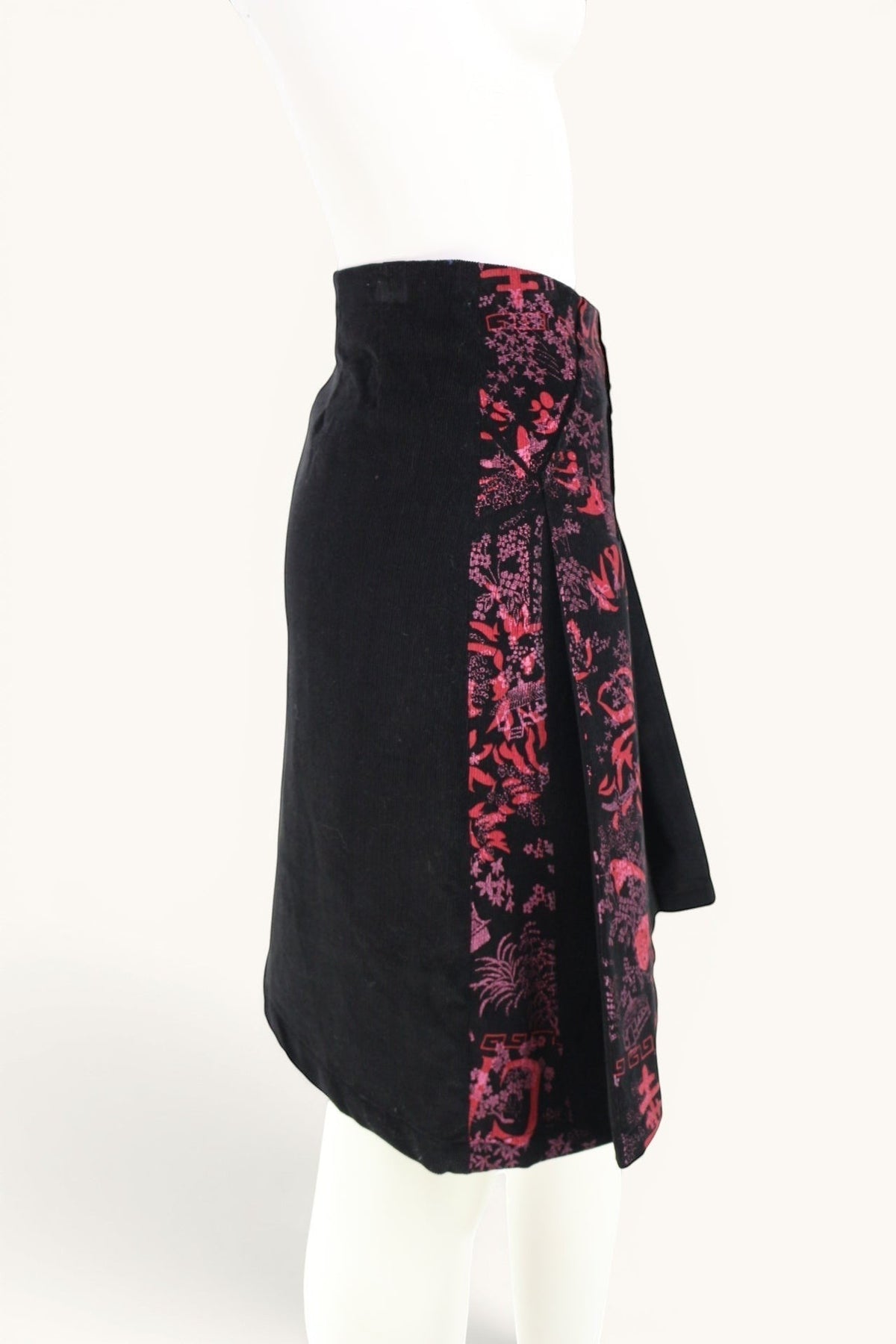 Jupe portefeuille Custo Barcelona en velours côtelé noir avec imprimé japonisant rose et gris, taille 34.