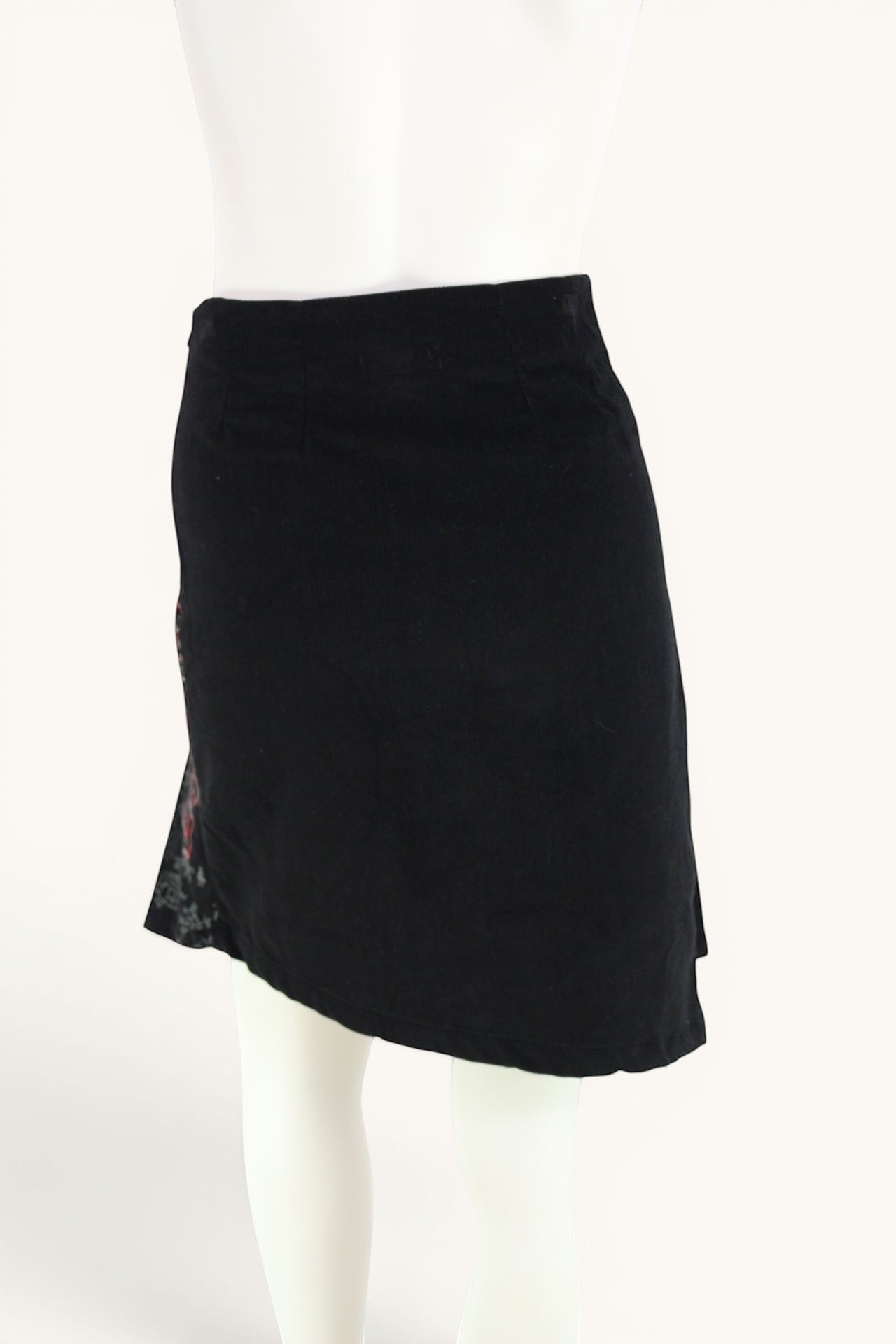 Jupe portefeuille Custo Barcelona noire en velours côtelé 100% coton avec imprimé japonisant rose et gris. Taille 34.