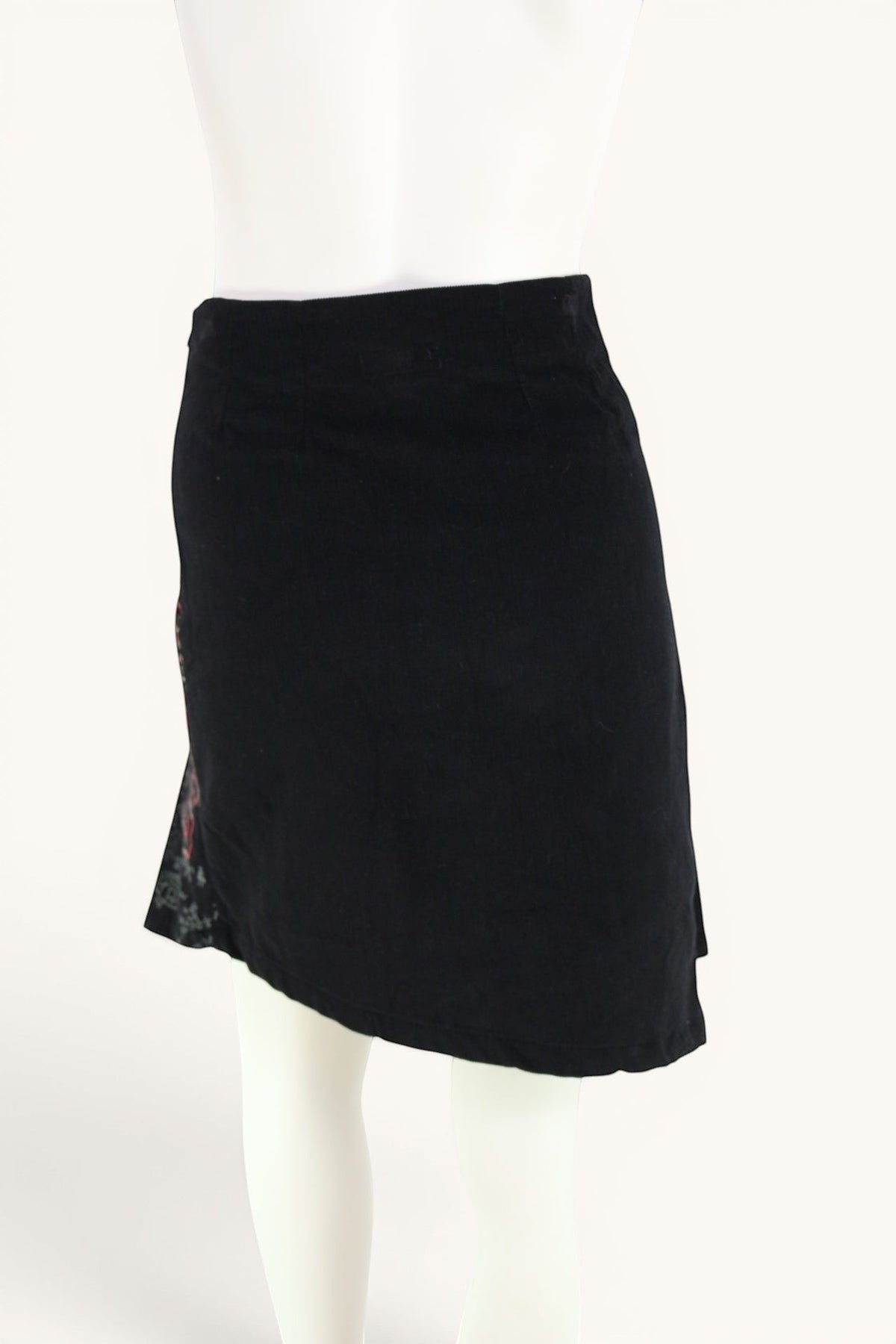 Jupe portefeuille Custo Barcelona noire en velours côtelé 100% coton avec imprimé japonisant rose et gris. Taille 34.