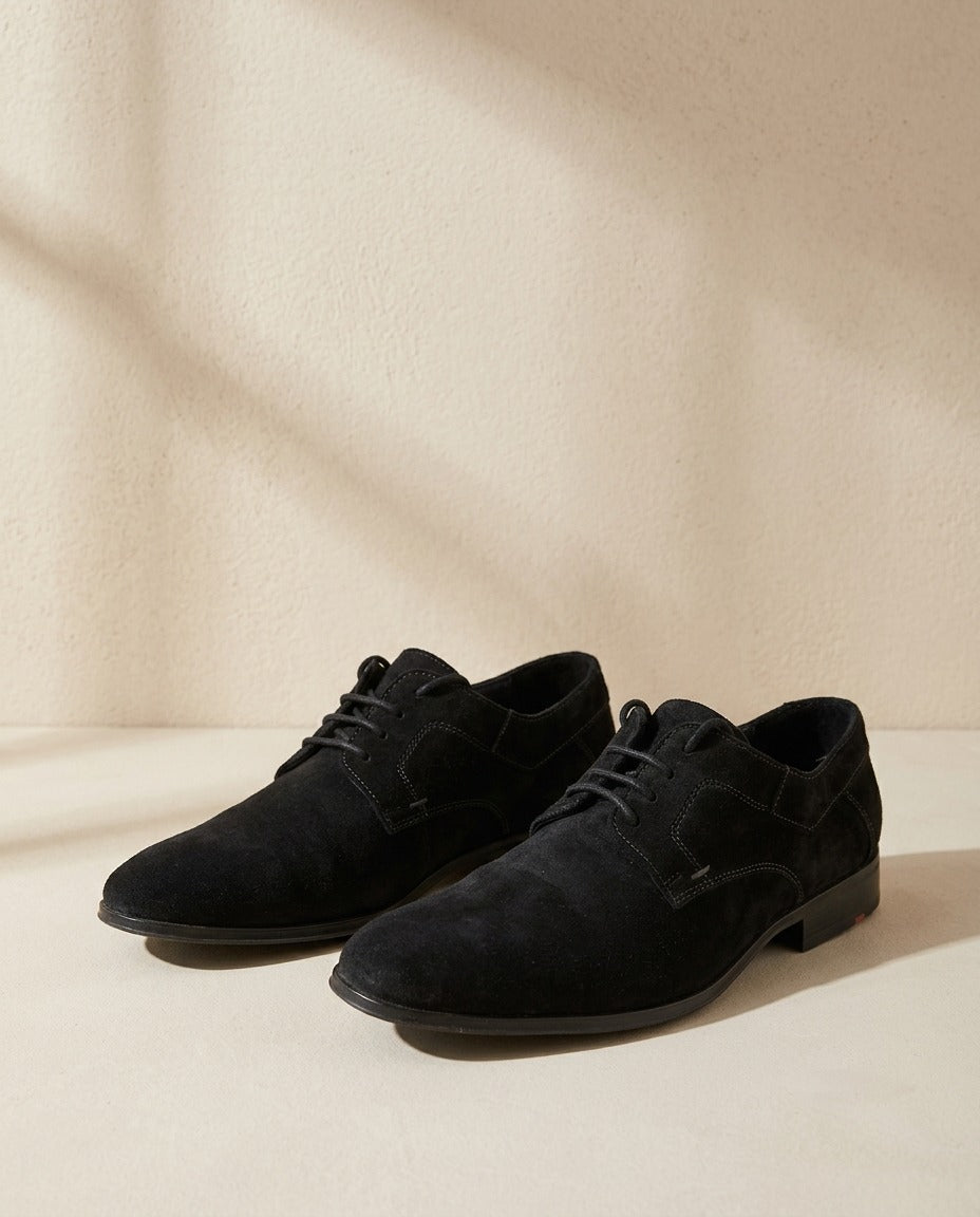 Derbies Lloyd noires en daim à lacets avec coutures grises apparentes – Frippin'Dealz – photo retouchée par IA