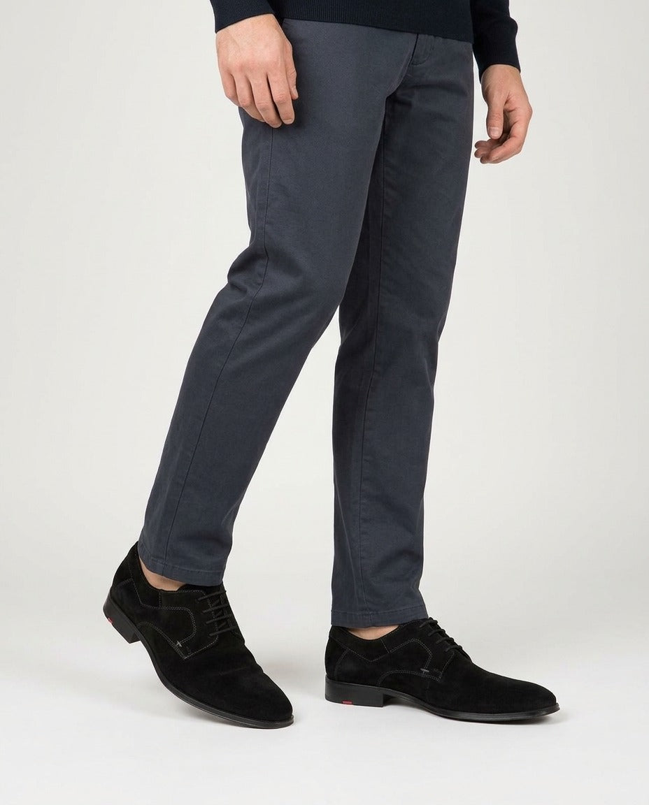 Lloyd Derbies daim noir à lacets homme porté – photo générée par IA