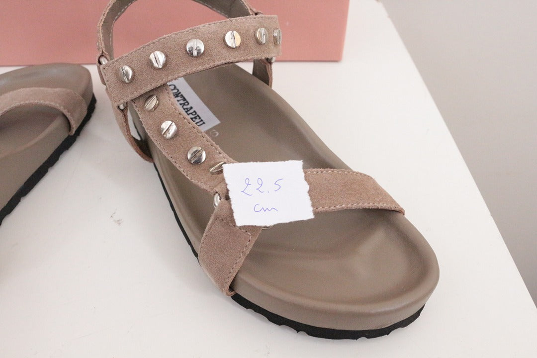 Sandales à scratchs Contrapeu en daim taupe cloutées taille 36 7