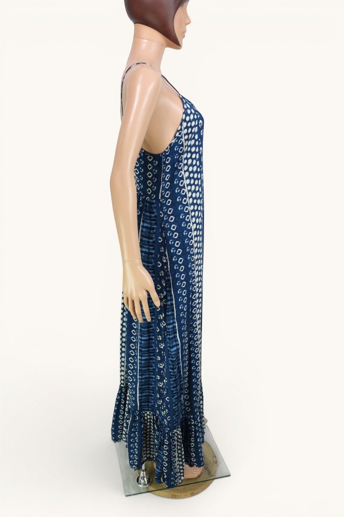 Robe longue boho Frippindealz Superdry en viscose bleue avec motifs géométriques, vue de profil sur mannequin