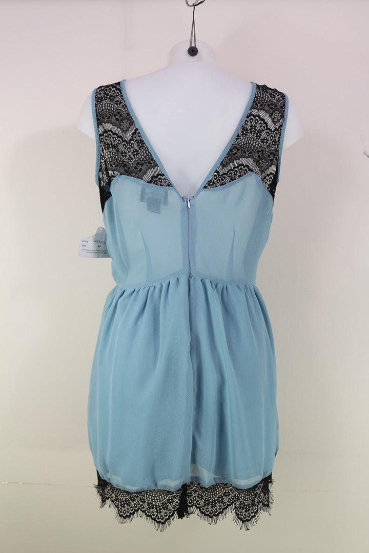 Robe courte bleue et noire en dentelle et mousseline style chic taille M 10