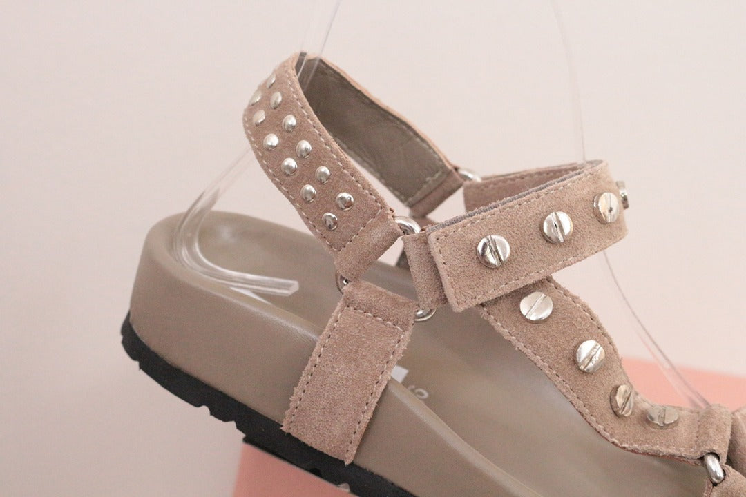 Sandales à scratchs Contrapeu en daim taupe cloutées taille 36 2