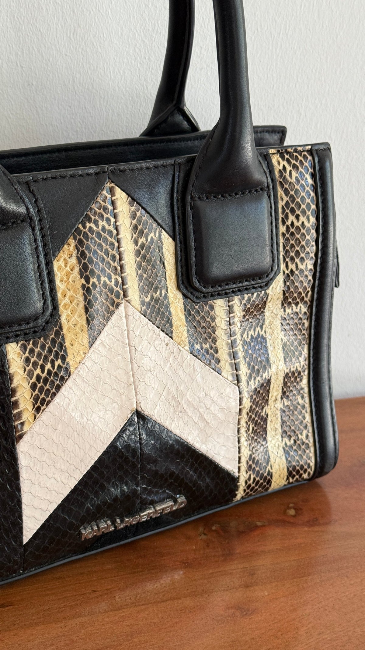 Sac à main petit format Karl Lagerfeld, motif python multicolore noir, beige et marron, fermeture zippée, poignées solides.