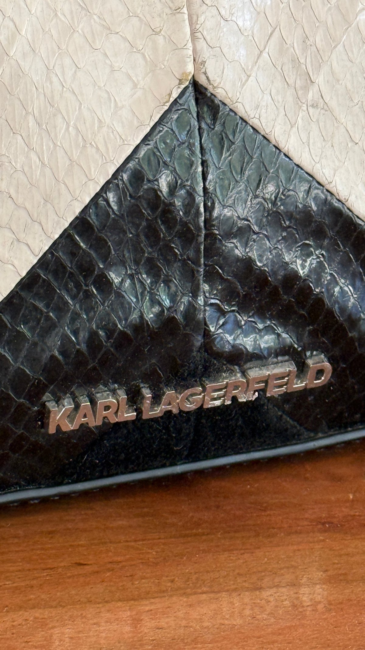 Sac à main petit format Karl Lagerfeld, motif python multicolore noir, beige et marron, fermeture zippée, poignées solides.