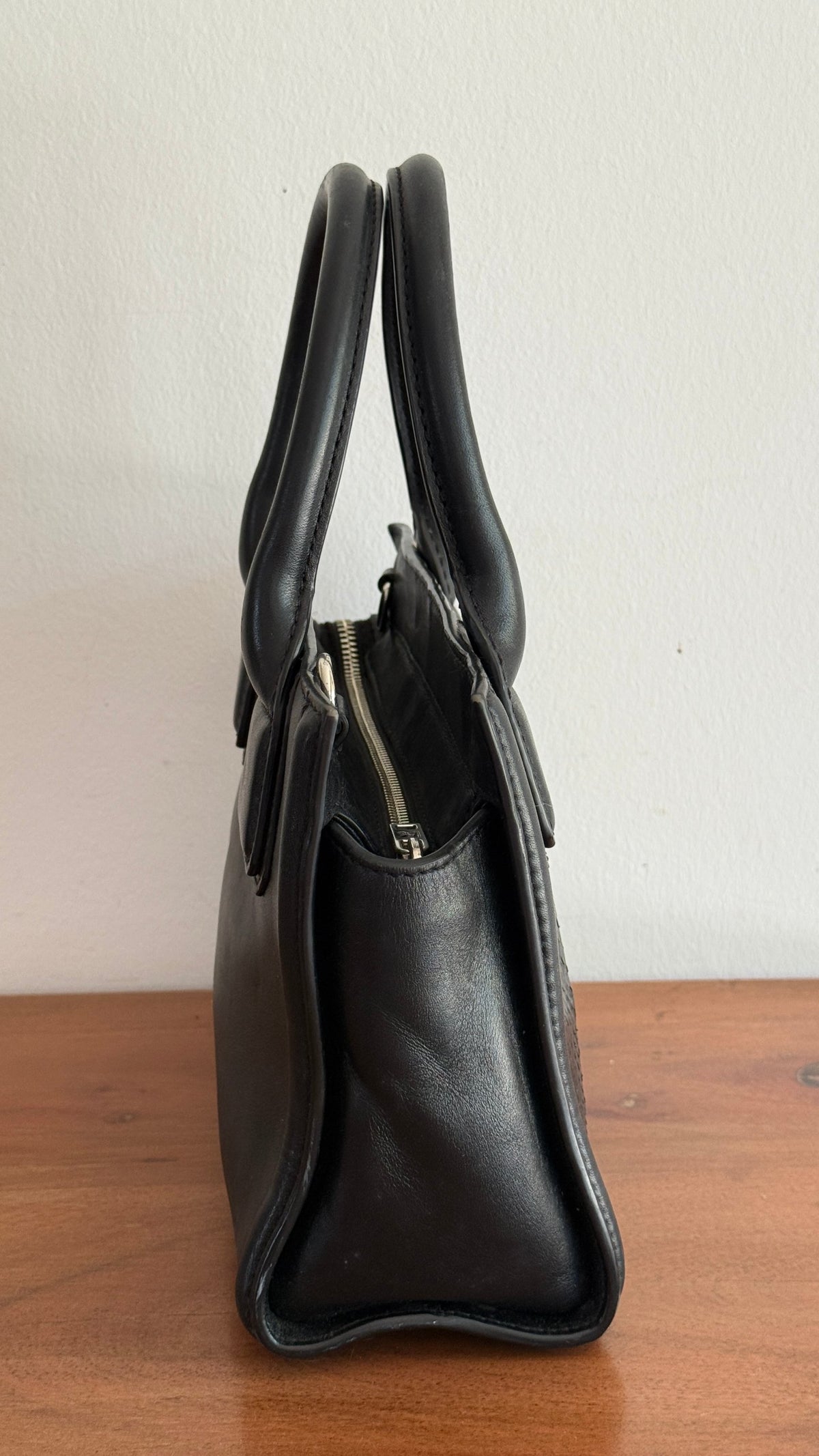 Sac à main petit format Karl Lagerfeld, motif python multicolore noir, beige et marron, fermeture zippée, poignées solides.