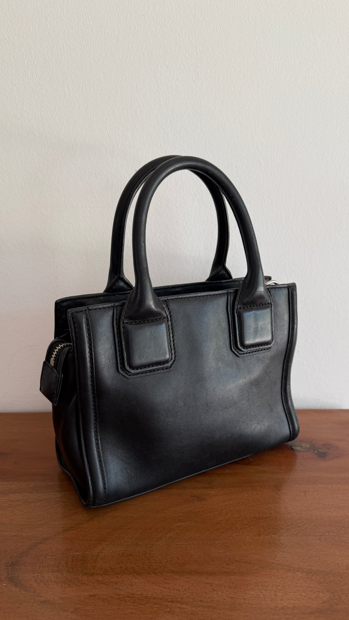 Sac à main petit format Karl Lagerfeld, motif python multicolore noir, beige et marron, fermeture zippée, poignées solides.