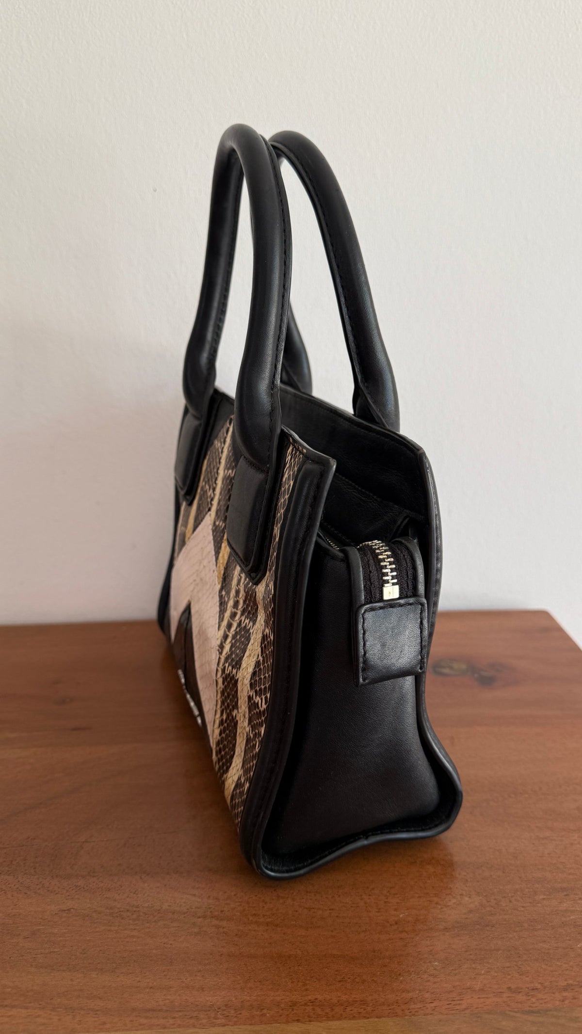 Sac à main petit format Karl Lagerfeld, motif python multicolore noir, beige et marron, fermeture zippée, poignées solides.