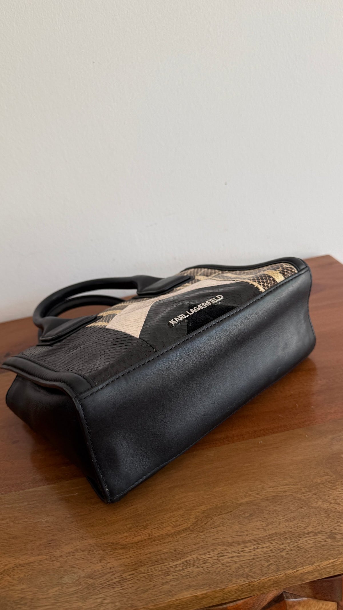 Sac à main petit format Karl Lagerfeld, motif python multicolore noir, beige et marron, fermeture zippée, poignées solides.