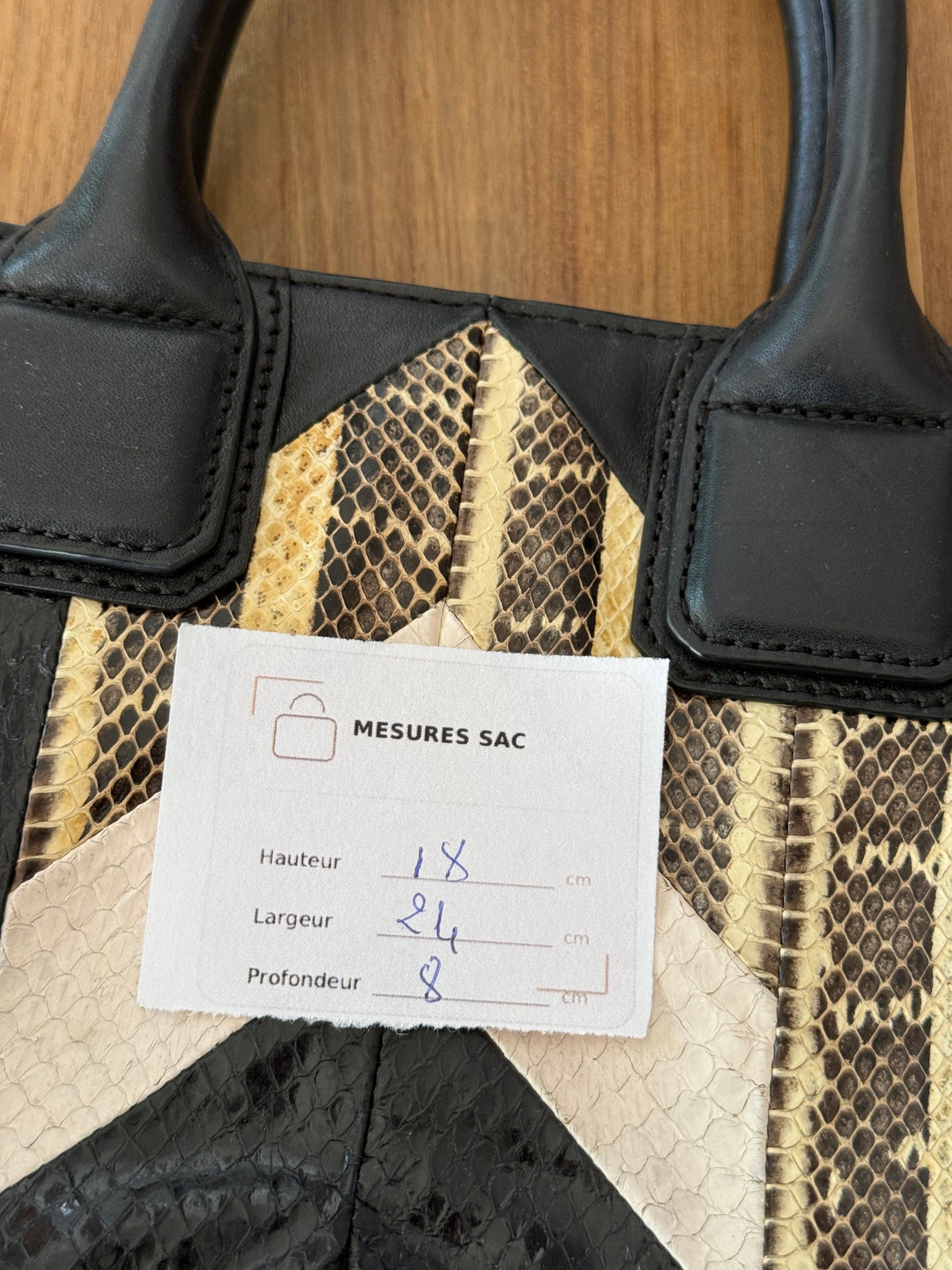 Sac à main petit format Karl Lagerfeld, motif python multicolore noir, beige et marron, fermeture zippée, poignées solides.