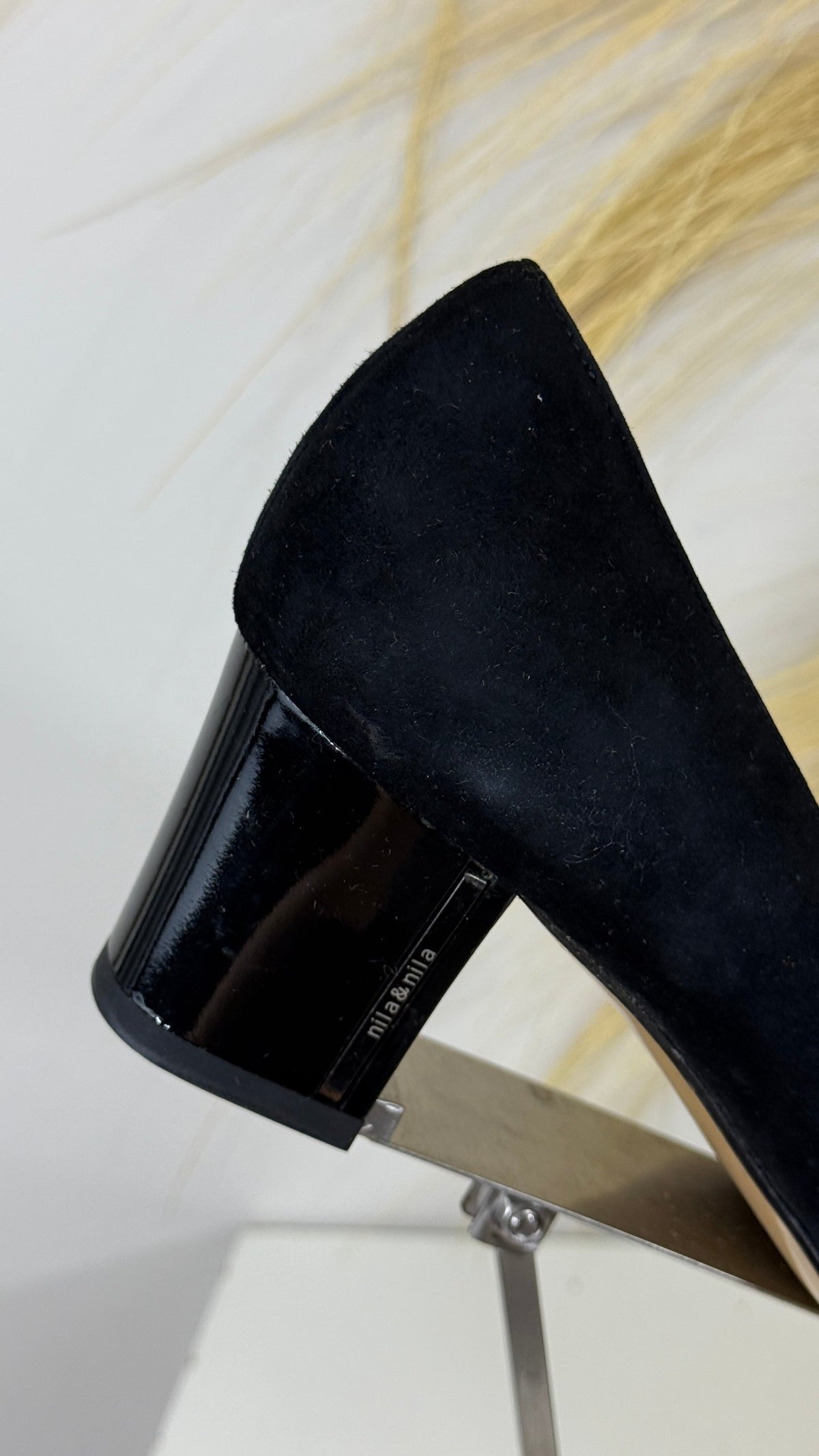 Escarpins noirs Nila & Nila, taille 36, en suédine avec partie texturée et décor métallique, talon carré de 5 cm.