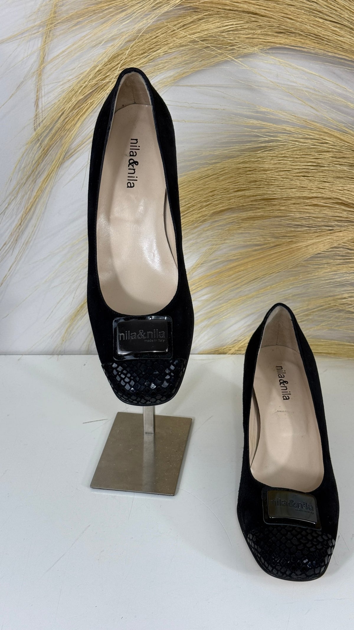 Escarpins noirs Nila & Nila, taille 36, en suédine avec partie texturée et décor métallique, talon carré de 5 cm.