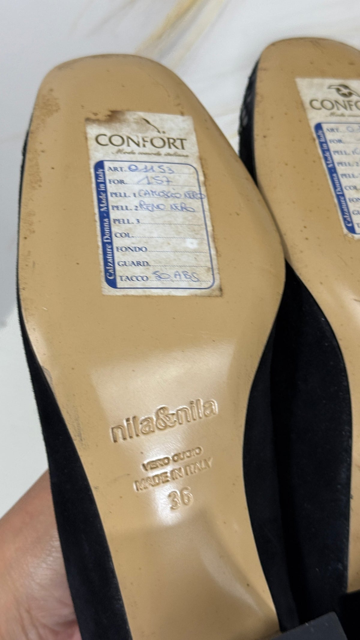 Escarpins noirs Nila & Nila, taille 36, en suédine avec partie texturée et décor métallique, talon carré de 5 cm.