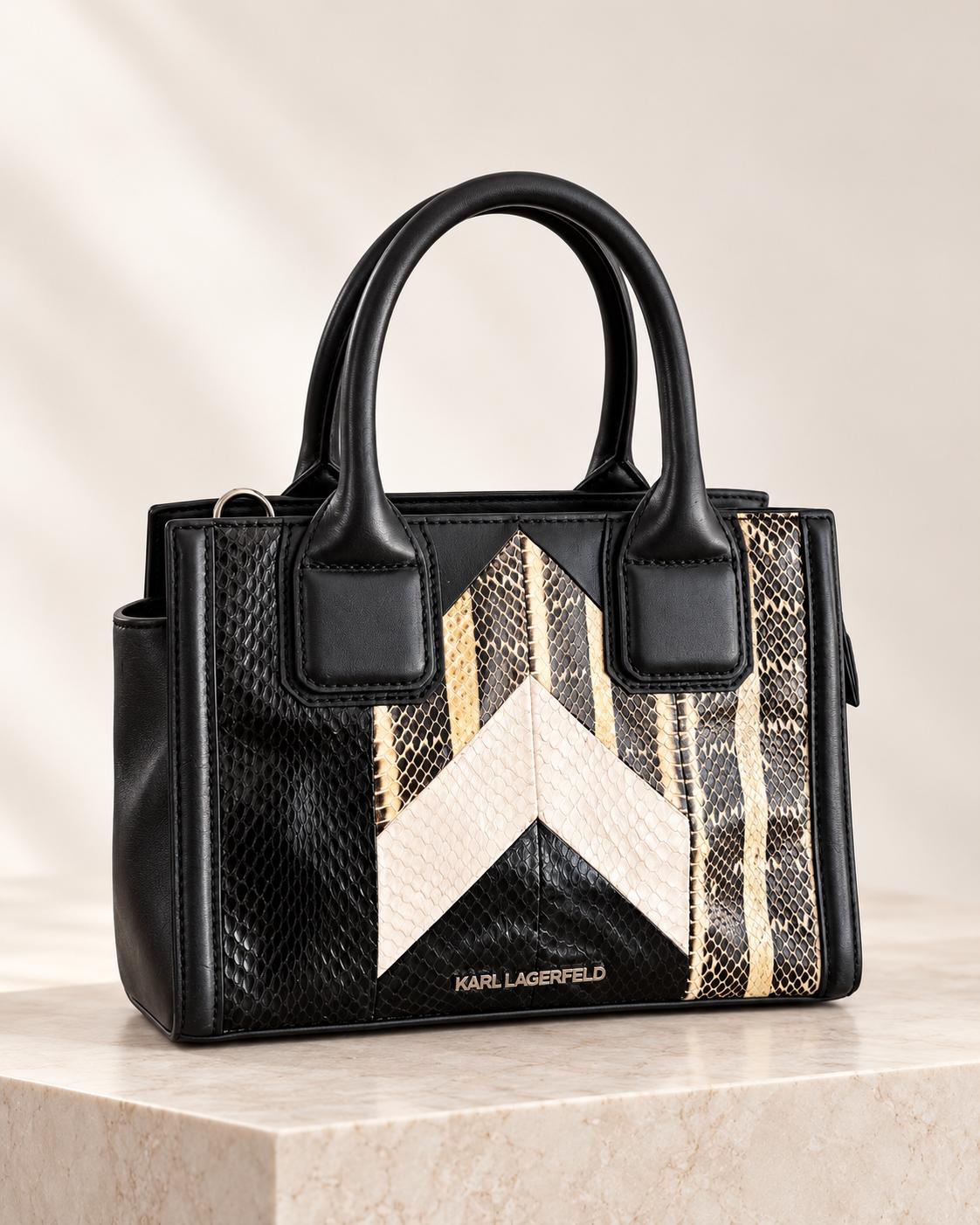 Sac à main petit format Karl Lagerfeld, motif python multicolore noir, beige et marron, fermeture zippée, poignées solides.