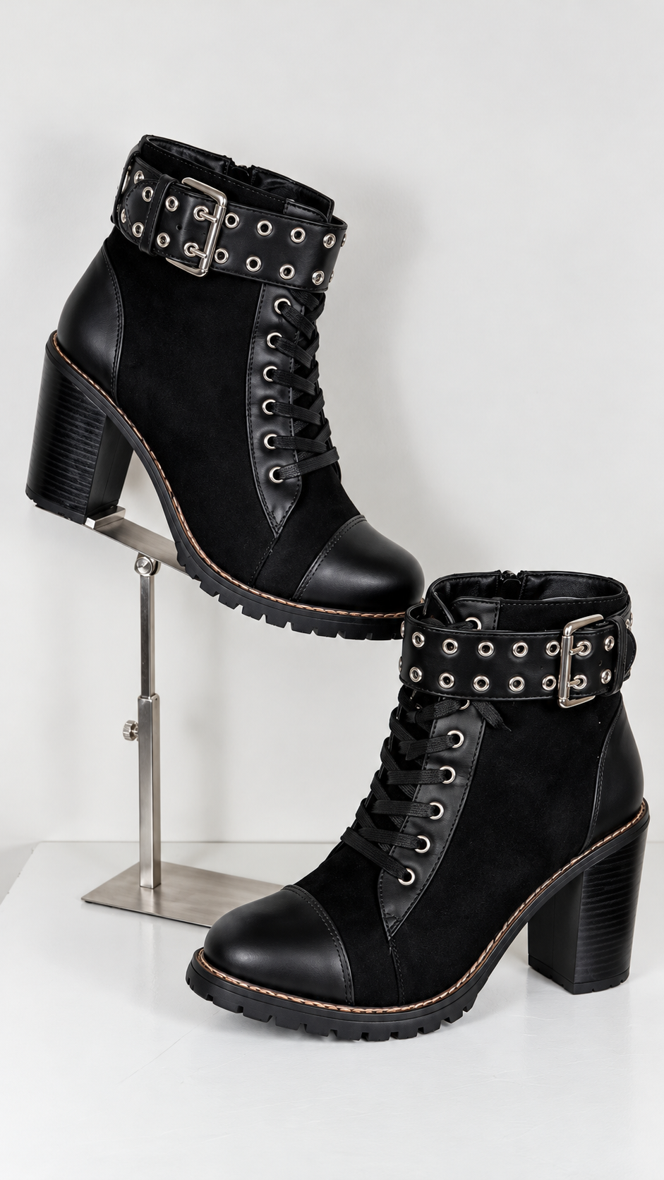 Bottines noires Miss Liberto, taille 41, avec boucle décorative, œillets, fermeture zippée latérale et talon épais.