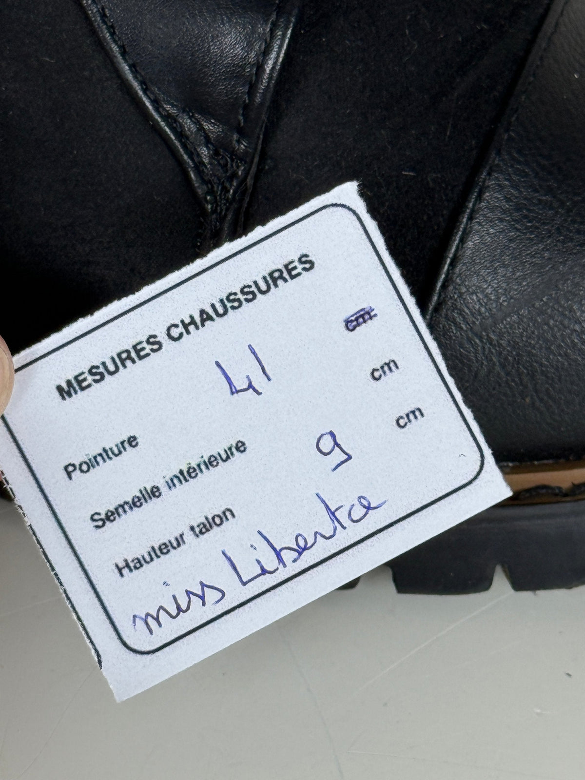 Bottines noires Miss Liberto, taille 41, avec boucle décorative, œillets, fermeture zippée latérale et talon épais.