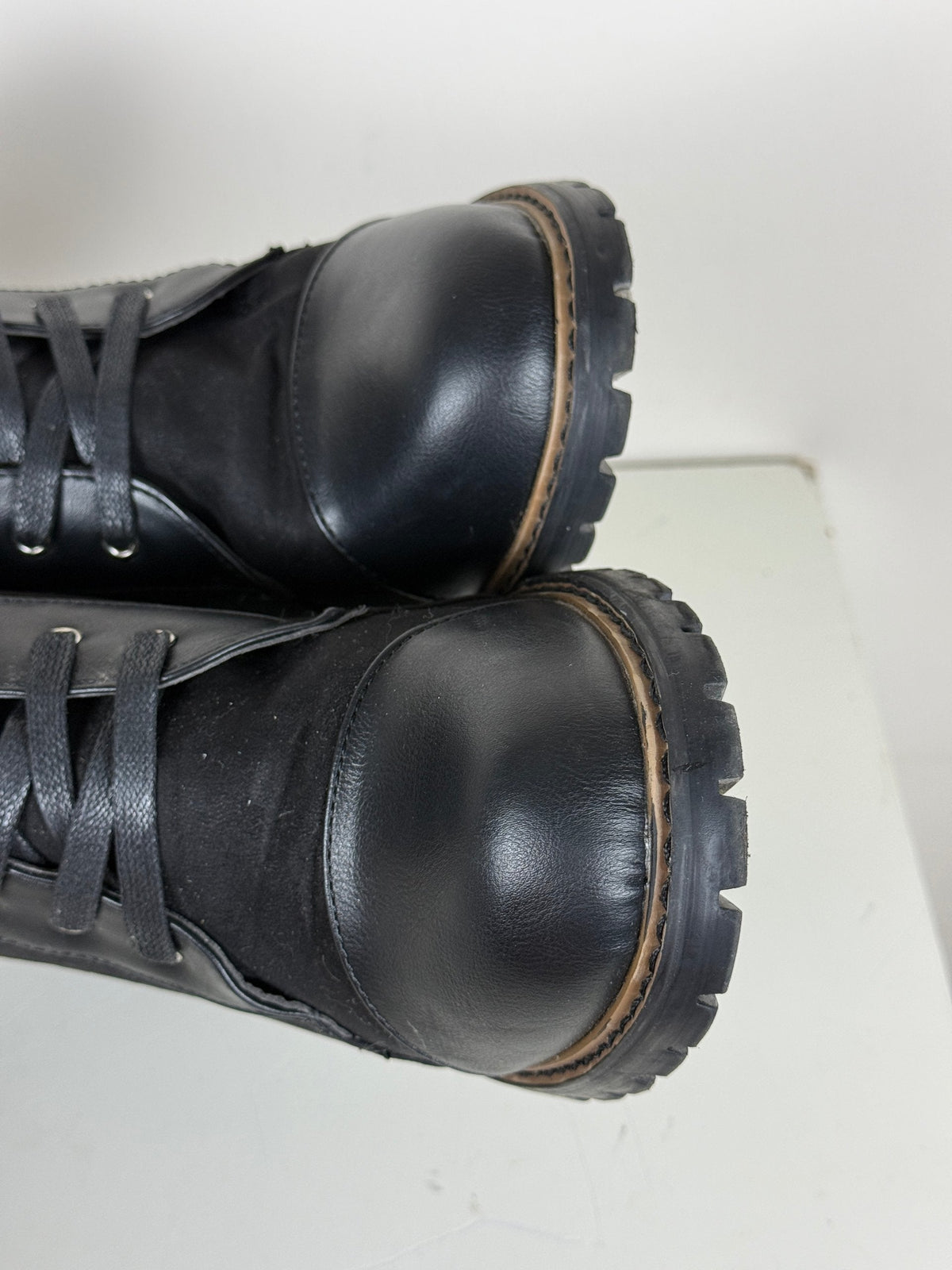 Bottines noires Miss Liberto, taille 41, avec boucle décorative, œillets, fermeture zippée latérale et talon épais.