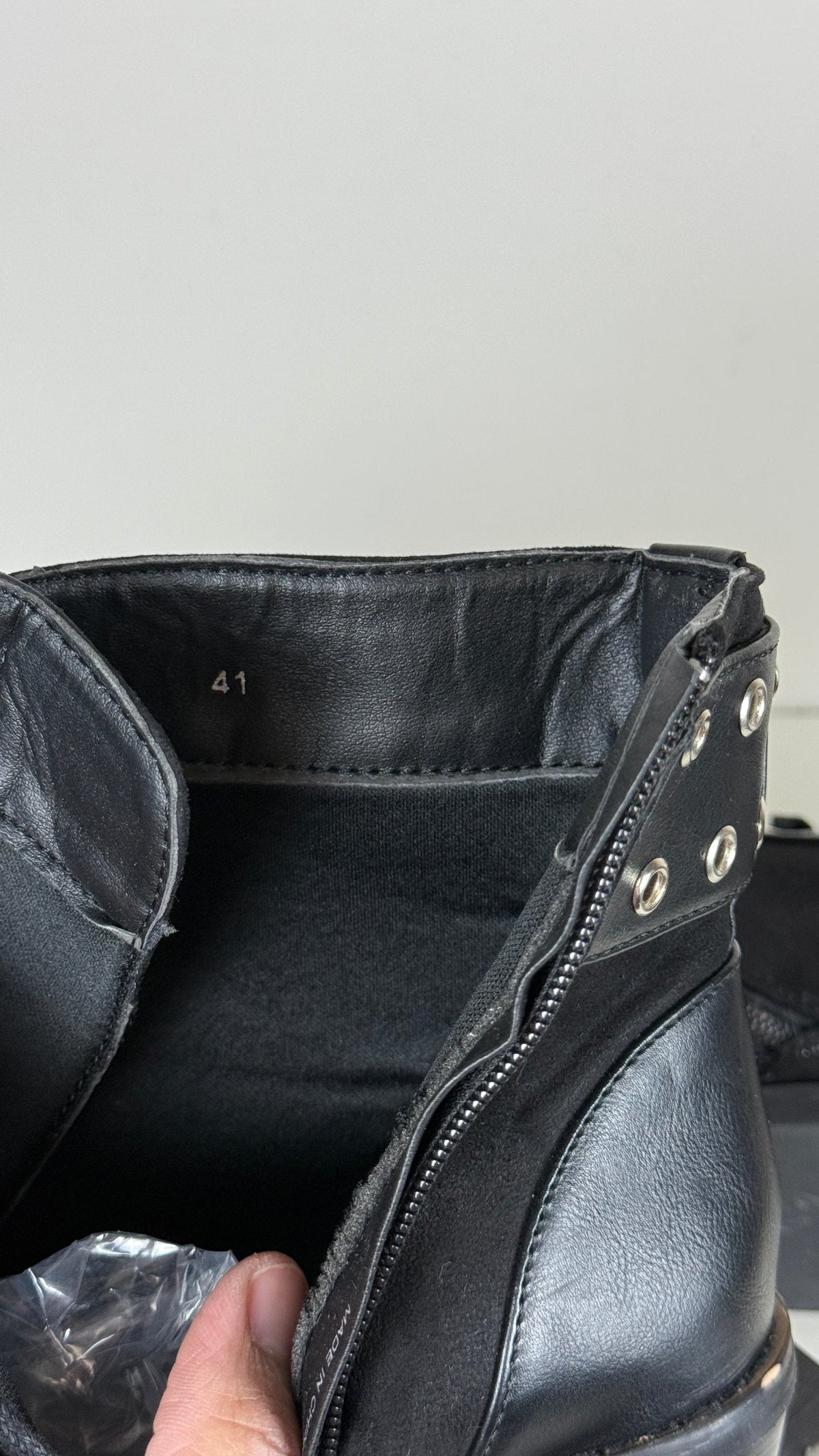 Bottines noires Miss Liberto, taille 41, avec boucle décorative, œillets, fermeture zippée latérale et talon épais.