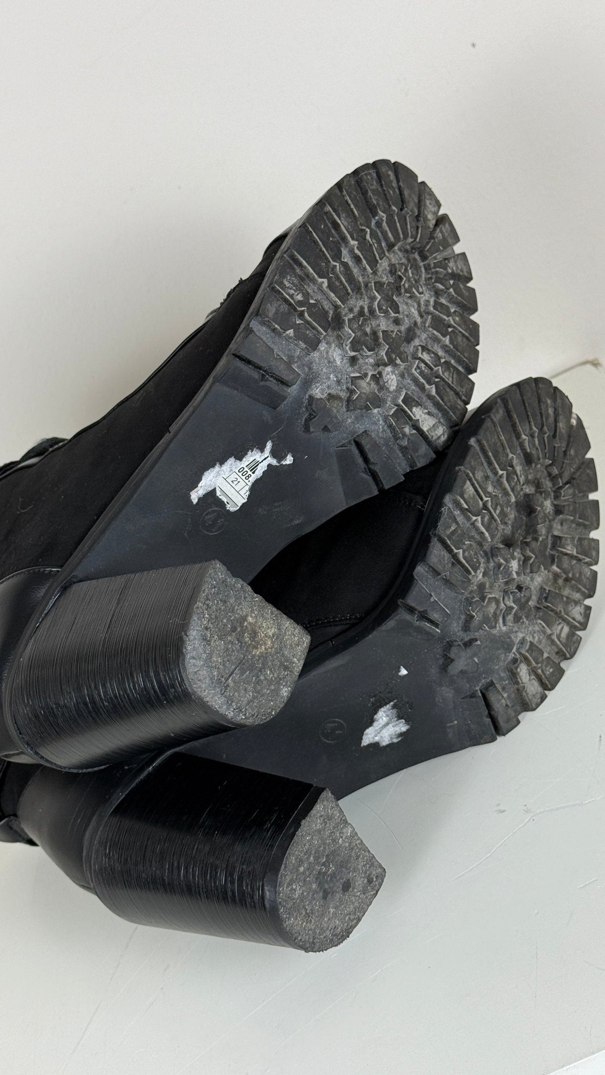 Bottines noires Miss Liberto, taille 41, avec boucle décorative, œillets, fermeture zippée latérale et talon épais.