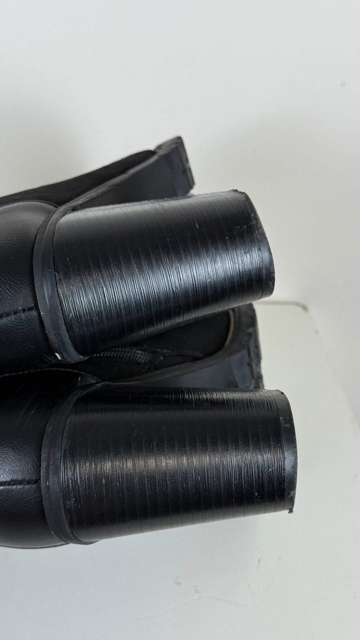 Bottines noires Miss Liberto, taille 41, avec boucle décorative, œillets, fermeture zippée latérale et talon épais.