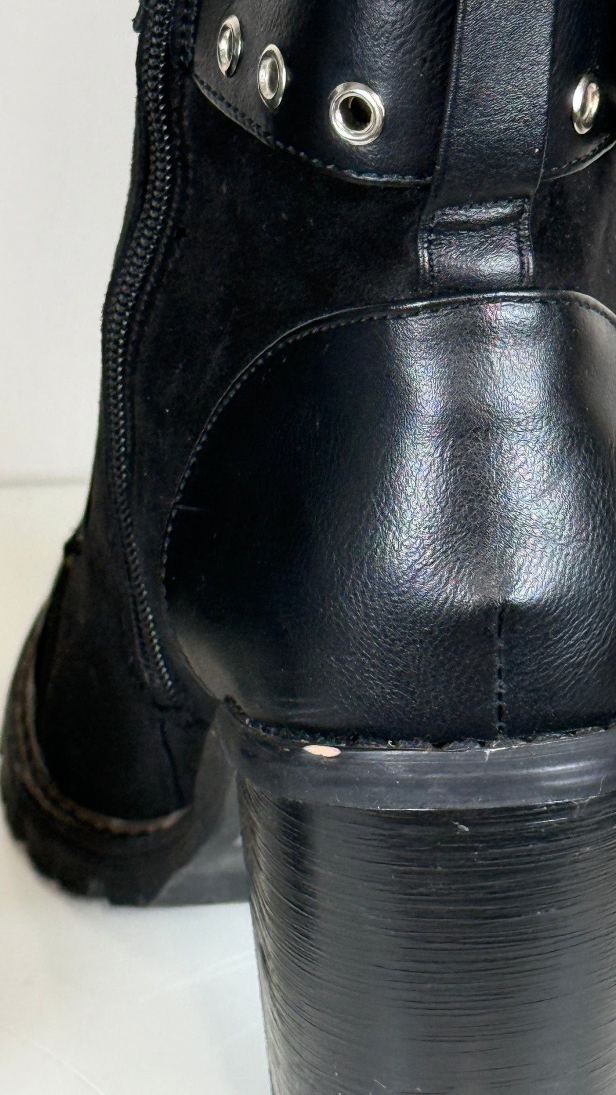 Bottines noires Miss Liberto, taille 41, avec boucle décorative, œillets, fermeture zippée latérale et talon épais.