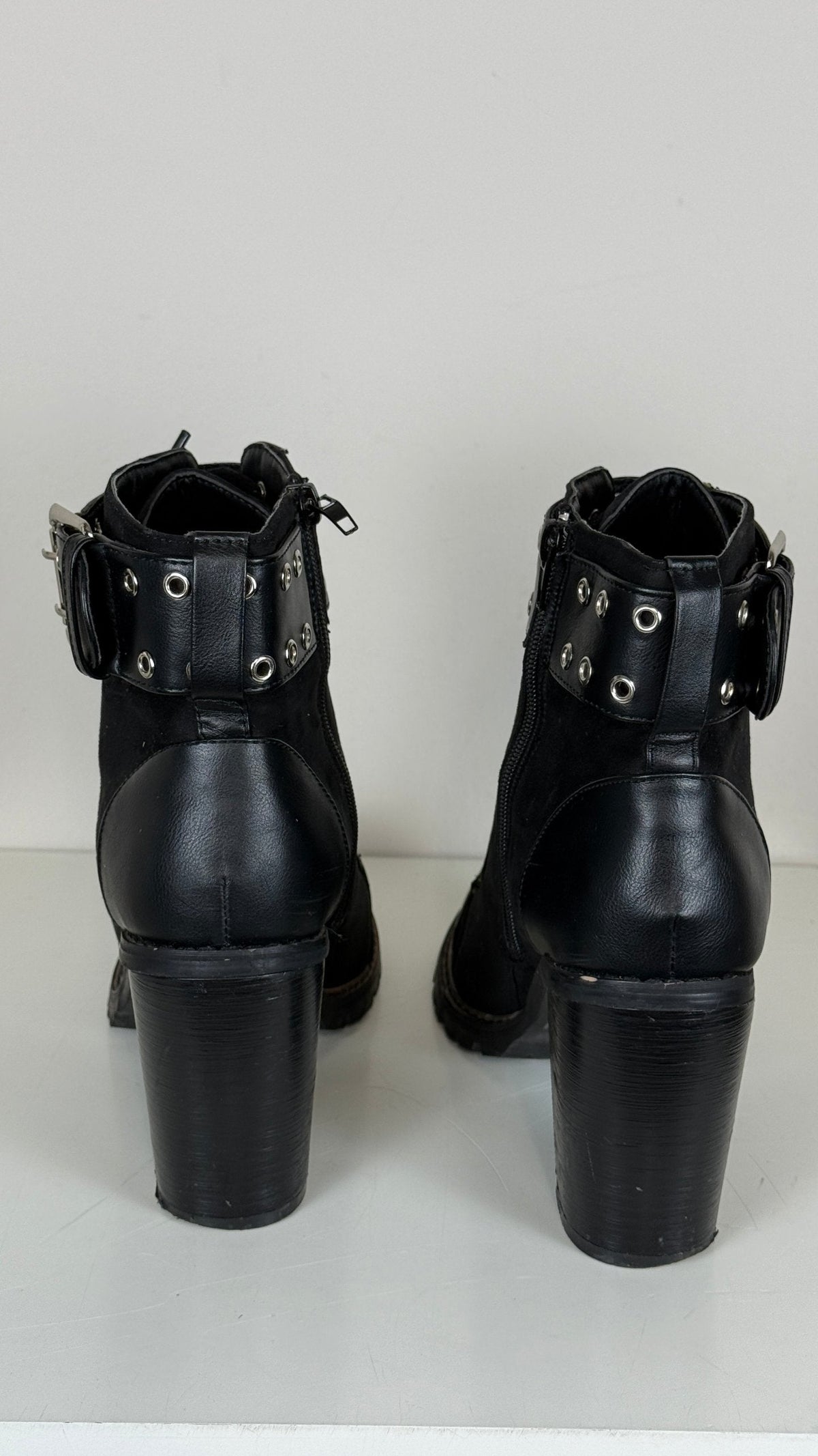 Bottines noires Miss Liberto, taille 41, avec boucle décorative, œillets, fermeture zippée latérale et talon épais.